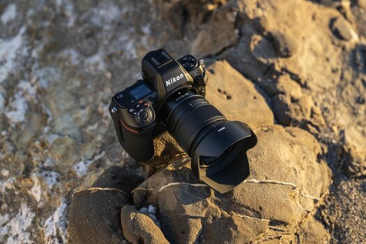 Nikon Z 8 mit Objektiv 24-70 auf Steinen abgelegt, sonnenbeschienen