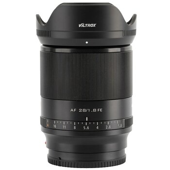 Viltrox 28 mm F/1.8 FE mit Gegenlichtblende, stehend Viltrox 28 mm F/1.8 FE mit Gegenlichtblende, stehend