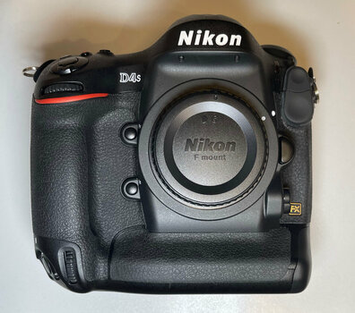 Nikon D4S ( sehr gut, technisch Top ) - knapp 2.000 Auslösungen!!