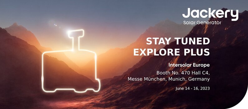 Gebirge bei Sonnenuntergang, davor Grafik und Schrift von Jackery mit den Daten zur Ausstellung auf der Intersolar Gebirge bei Sonnenuntergang, davor Grafik und Schrift von Jackery mit den Daten zur Ausstellung auf der Intersolar
