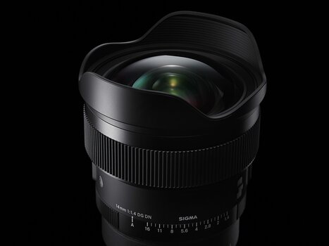 SIGMA 14mm F1.4 DG DN | Art stehend vor dunklem Hintergrund