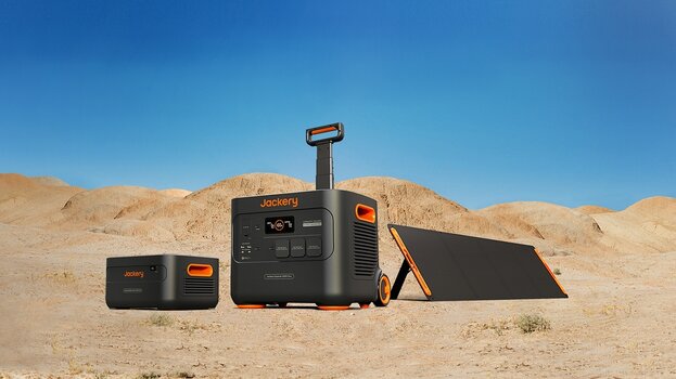 Jackery Solar Generator 2000 plus mit Battery Pack und Solarpanel in Wüstenlandschaft