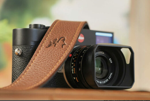 Leica-Kamera mit braunem Eddycam-Kameragurt