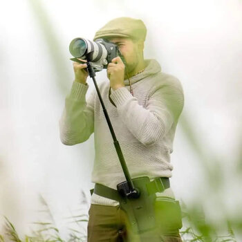 Mann fotografiert. Die Kamera wird dabei durch das Steadify stabilisiert.