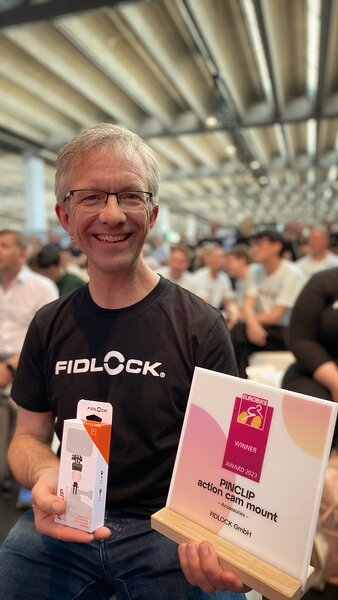 Joachim Fiedler freut sich über die Auszeichnung des PINCLIP action cam mount mit dem EUROBIKE AWARD 2023