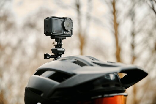 PINCLIP action cam mount mit GoPro auf Helm montiert