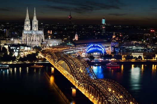 Nachtaufnahme Skyline Köln mit Dom, mit einer FPV-Drohne gemacht
