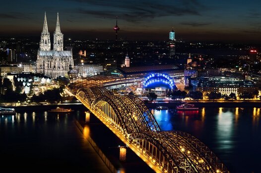 Nachtaufnahme Skyline Köln mit Dom, mit einer FPV-Drohne gemacht Nachtaufnahme Skyline Köln mit Dom, mit einer FPV-Drohne gemacht
