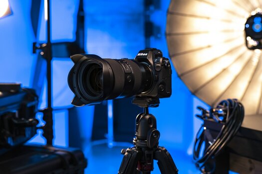 Tamron 35-150mm F/2-2.8 Di III VXD an Nikon Z Kamera auf Stativ in Studioumgebung Tamron 35-150mm F/2-2.8 Di III VXD an Nikon Z Kamera auf Stativ in Studioumgebung