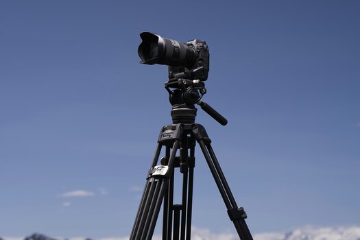 Tamron 35-150mm F/2-2.8 Di III VXD an Nikon Z Kamera auf Stativ vor blauem Himmel