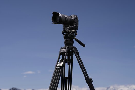 Tamron 35-150mm F/2-2.8 Di III VXD an Nikon Z Kamera auf Stativ vor blauem Himmel Tamron 35-150mm F/2-2.8 Di III VXD an Nikon Z Kamera auf Stativ vor blauem Himmel