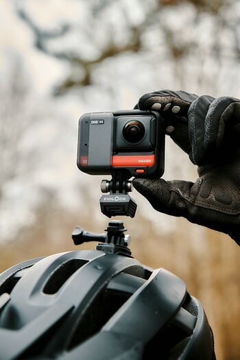 k_@FIDLOCK - PINCLIP action cam mount - wird am Helm abgenommen kompr.jpg