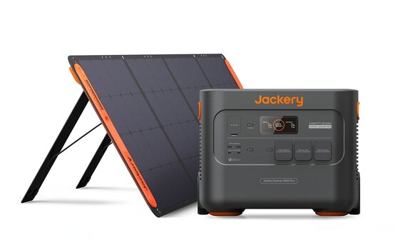 Jackery Explorer 2000 Plus, links daneben Solarpanel