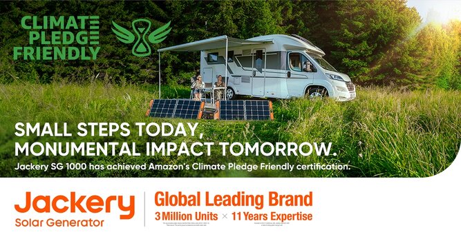 Wohnmobil mit Sonnensegel im Grünen - davor sind zwei Solarpanel und ein Jackery Solargenerator aufgebaut Wohnmobil mit Sonnensegel im Grünen - davor sind zwei Solarpanel und ein Jackery Solargenerator aufgebaut