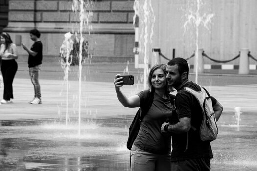 _ROB5002 Street BE Selfie Bundeshaus.jpg
