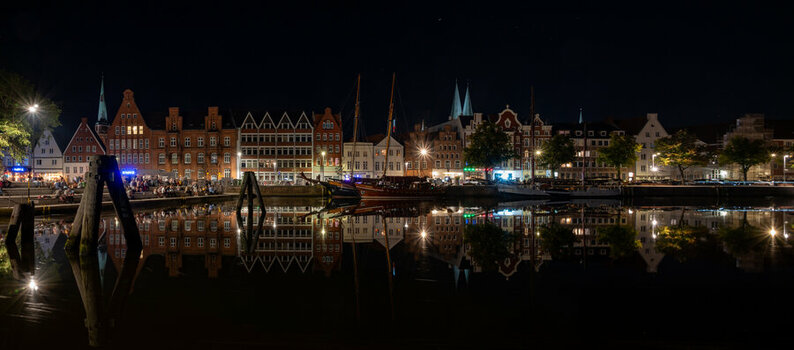 Lübeck Traveufer mit Wassertreppe.jpg