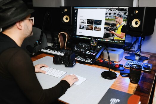 k_@@MMFilm Foto - Mustafa Morad am Schreibtisch mit VACUUM flex desk kompr.jpg