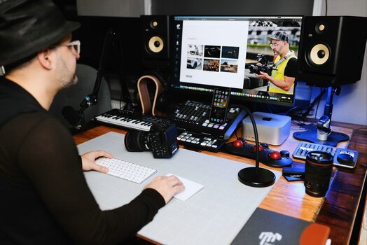 k_@@MMFilm Foto - Mustafa Morad am Schreibtisch mit VACUUM flex desk kompr.jpg k_@@MMFilm Foto - Mustafa Morad am Schreibtisch mit VACUUM flex desk kompr.jpg