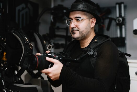k_@MMFilm Foto - Mustafa Morad mit SnapSnap camera strap kompr.jpg k_@MMFilm Foto - Mustafa Morad mit SnapSnap camera strap kompr.jpg