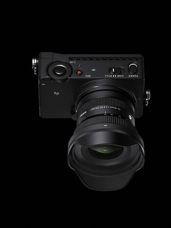 SIGMA 10-18mm F2.8 DC DN | Contemporary and Sigma fp Kamera vor schwarzem Hintergrund