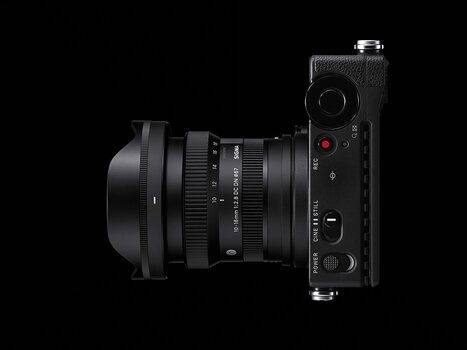 SIGMA 10-18mm F2.8 DC DN | Contemporary an Kamera von oben betrachtet vor schwarzem Hintergrund