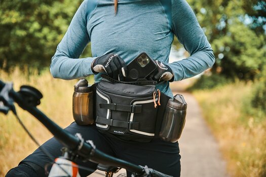 k_@FIDLOCK - HIP BELT double - Frau auf Rad - Steckt Smartphone ein - Tasche vor dem Bauch.jpg