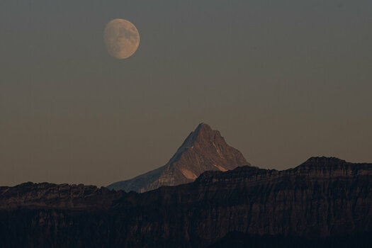 _ROB6080 Schreckhorn Mond.jpg