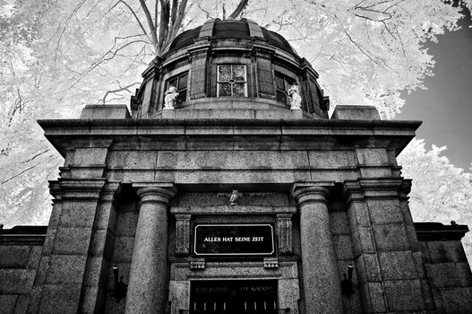 Ohlsdorf_Mausoleum_alles hat seine Zeit (03)_IR_DxO.jpg