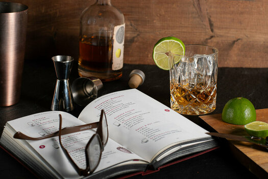 Sillleben Drink n Book.jpg