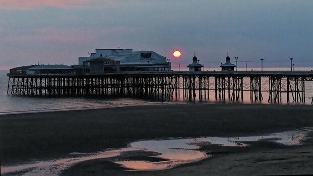 Blackpool_Pier_sunset_DxO.jpg