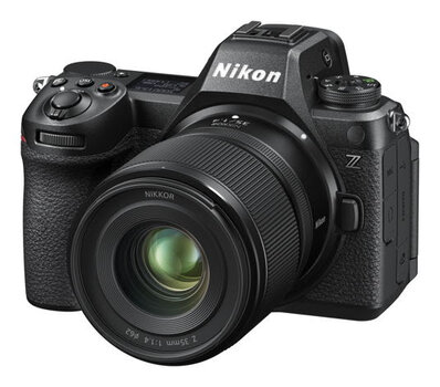Vor weißem freigestellten Hintergrund eine Nikon Z Kamera mit angeflanschtem Nikkor Z 35 mm 1,4