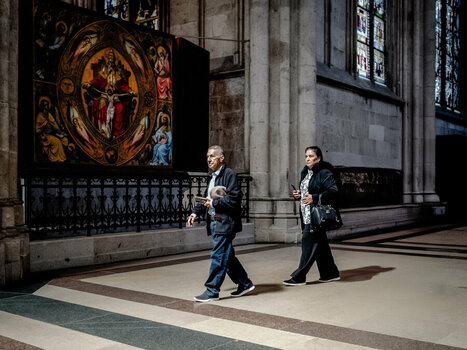 Old_Couple_Cathedral_02.jpg