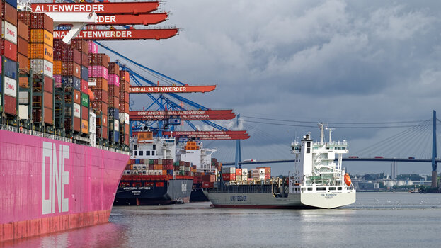 Altenwerder_Containerschiff-ONE-(2)_2024_DxO.jpg