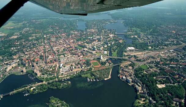 Anflug auf Potsdam von Südwesten, 1996 © Lutz Hannemann