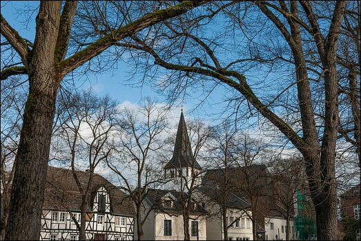 comp_Sieglar Marktplatz mit Kirche.jpg