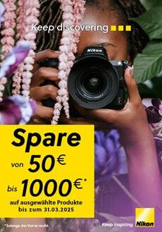 schwarze Frau hält Nikon Camara vor Auge, ist versteckt hinter Blüten und Blättern Text mit Hinweis auf Rabattaktion, von 50 bis 1000 Euro schwarze Frau hält Nikon Camara vor Auge, ist versteckt hinter Blüten und Blättern Text mit Hinweis auf Rabattaktion, von 50 bis 1000 Euro