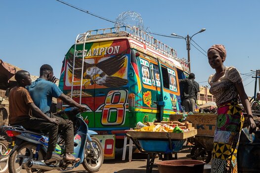 Straßenszene mit bemaltem Sotrama-Kleinbus, Bamako, Mali, 2024, Fotografie © Abdoul Karim Diallo Straßenszene mit bemaltem Sotrama-Kleinbus, Bamako, Mali, 2024, Fotografie © Abdoul Karim Diallo