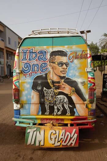 Der Musiker Iba One ist einer der populärsten Rapper Malis. Bamako, Mali, 2024, Fotografie © Seydou Camara Der Musiker Iba One ist einer der populärsten Rapper Malis. Bamako, Mali, 2024, Fotografie © Seydou Camara