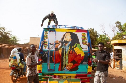 Sotrama-Bus mit Bob-Marley-Darstellung vom malischen Künstler Drissa Konaté, Bamako, Mali, 2024, Fotografie © Monique Dena Sotrama-Bus mit Bob-Marley-Darstellung vom malischen Künstler Drissa Konaté, Bamako, Mali, 2024, Fotografie © Monique Dena