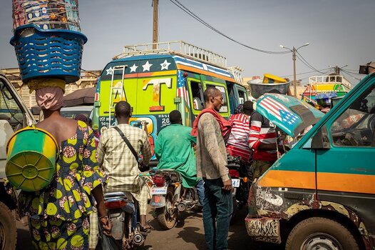 Straßenszene mit bemalten Sotrama-Kleinbussen, Bamako, Mali, 2024, Fotografie © Abdoul Karim Diallo Straßenszene mit bemalten Sotrama-Kleinbussen, Bamako, Mali, 2024, Fotografie © Abdoul Karim Diallo