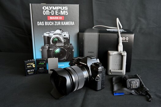 Olympus OM-D EM5III -  Objektiv 12-60mm, viel Zubehör, TOP Zustand