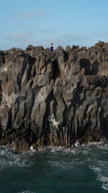 PEN02619-lanzarote-panorama-model-schwarze-klippen_1024.jpg