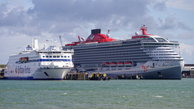 Portsmouth_harbour_Guillaume-de-Normandie_Scarlet-Lady_2025_DxO.jpg