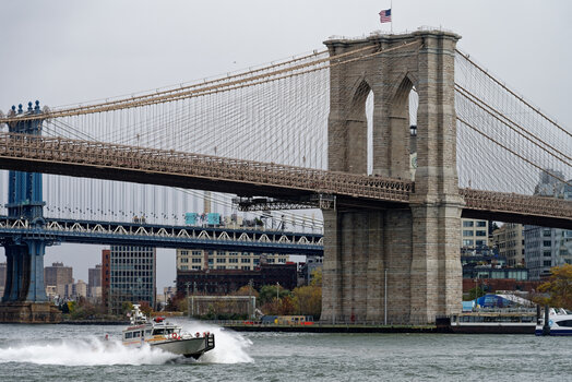 Brooklyn-Bridge_FDNY-boat-(2)_2025_DxO.jpg