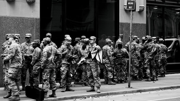 VDay-2025_NYC-orientierungslos_2025_DxO.jpg