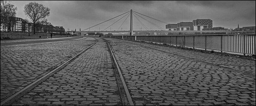 comp_Schienen, Brücke & Kranhäuser  sw.jpg
