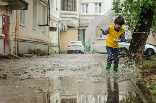 Spielen_im_Regen.jpg Spielen_im_Regen.jpg