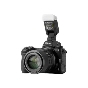 Nikon Z7II Kamera mit einem aufgesetzten, ausgeklappten Viltrox Vintage Z2-N Mini-Aufsteckblitz, aufgenommen vor weißem Hintergrund Nikon Z7II Kamera mit einem aufgesetzten, ausgeklappten Viltrox Vintage Z2-N Mini-Aufsteckblitz, aufgenommen vor weißem Hintergrund