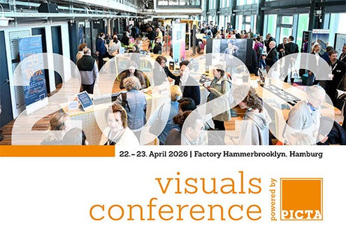 Panorama-Aufnahme der Visuals Conference in der Factory Hammerbrooklyn Hamburg mit Besuchern an Messeständen und dem Schriftzug visuals conference powered by PICTA 2026.