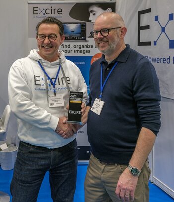 Mathias Martinetz (Excire) und Roger Payne bei der feierlichen Übergabe des Awards auf der Messe in Birmingham. 